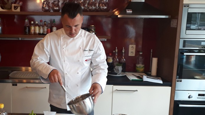 Predseda hnutia Progresívne Slovensko Michal Truban, za ním predseda SPOLU - občianskej demokracie Miroslav Beblavý