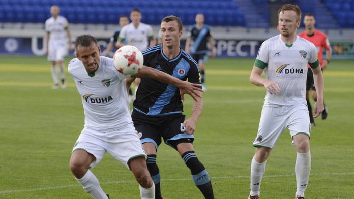 Prešovčan Richard Kačala (vľavo) Slovanista Aleksandar Čavrič (uprostred) bojujú o loptu.