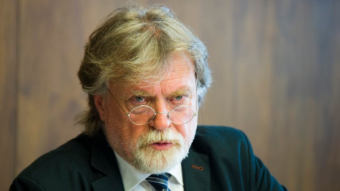 Zľava Jakub Voráček, Sean Couturier a Travis Sanheim z Phialdelphie oslavujú gól proti New Jersey.