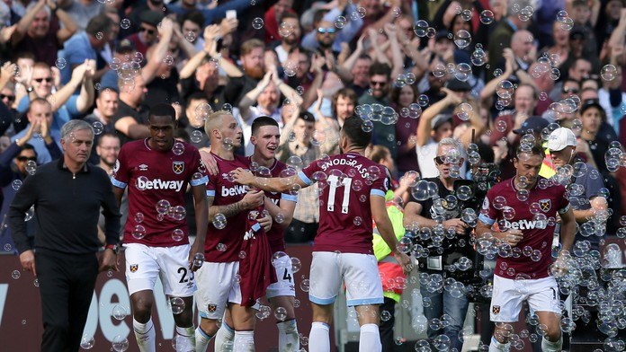 Rádosť hrácov West Hamu United v zápase s Manchestrom United.