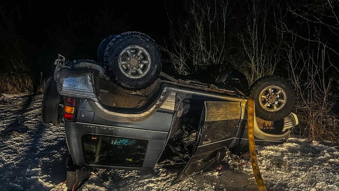 Nehoda opitej vodičky: Auto bez evidencie skončilo na streche