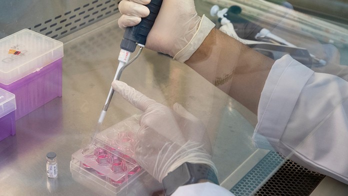 Matka hádže chlapca do vody.