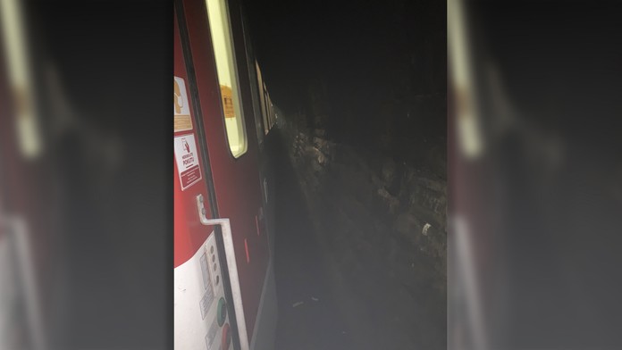 Hrôza na slovenských železniciach pokračovala aj v piatok. Cestujúci uviazli na dve hodiny v tuneli