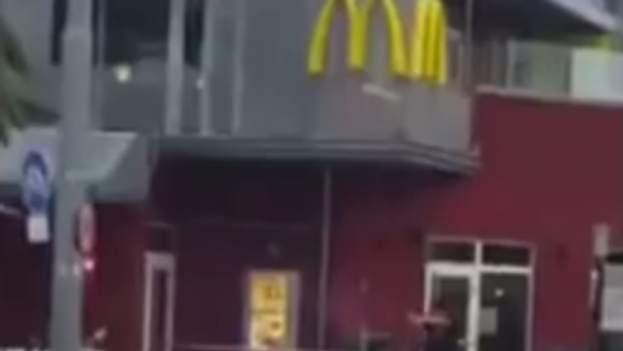 Útočníka nakamerovali počas streľby.