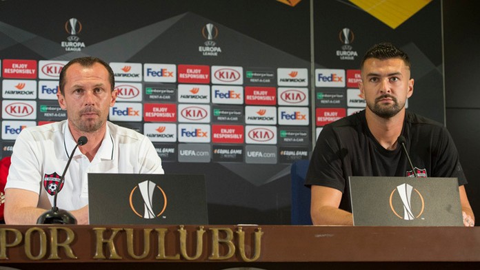 Tréner FC Spartak Trnava Radek Látal a kapitán tímu Boris Godál.