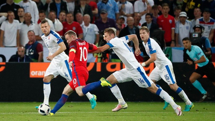Slovenskí hráči a akcia Waynea Rooneyho. 
