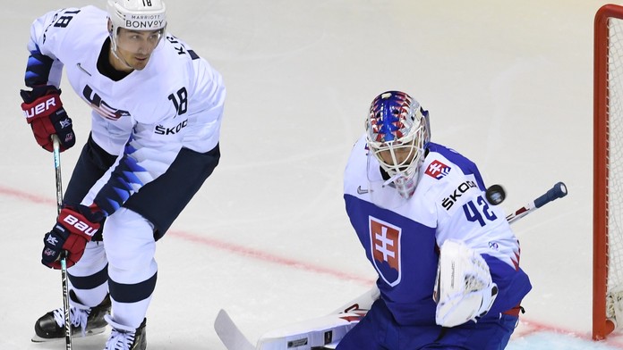 Matúš Sukeľ (chrbtom) sa teší s Mariánom Studeničom po strelení úvodného gólu v zápase proti USA na MS 2019.