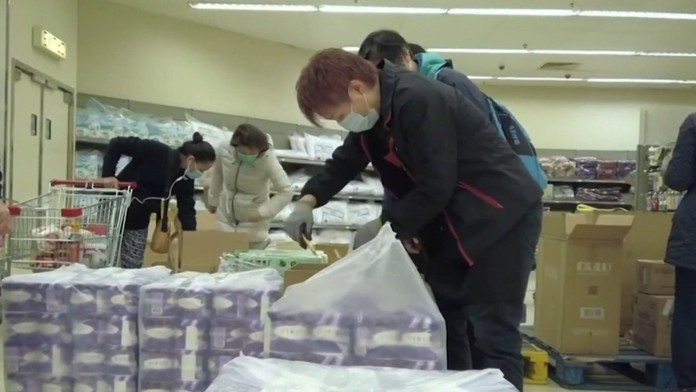 Hráči Košíc oslavujú gól proti Budapešti.