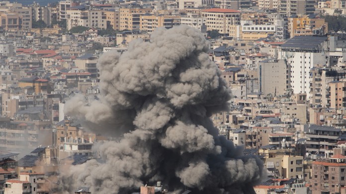 Dym stúpa z obytnej budovy po izraelských leteckých útokoch v štvrti Dahíjá, na južnom predmestí Bejrútu.