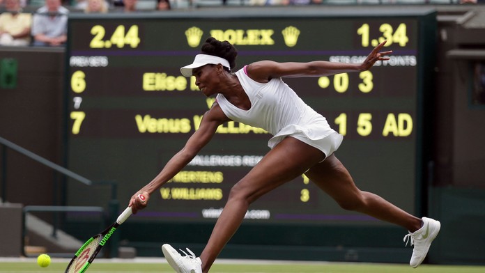 Venus Williamsová počas 1. kola dvojhry na Wimbledone.