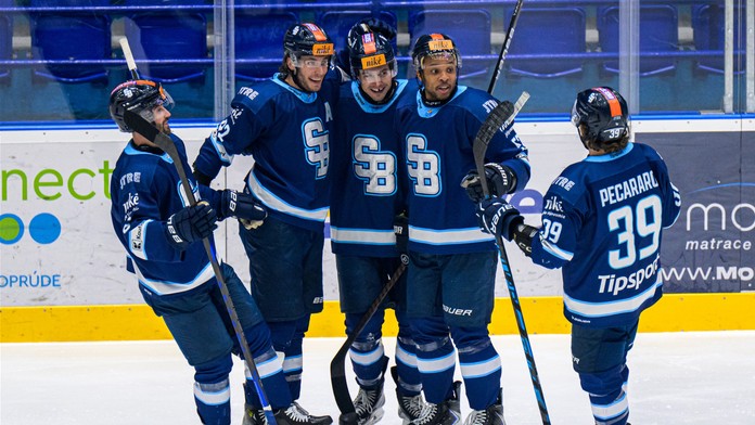 Hokejisti Slovana sa tešia z gólu