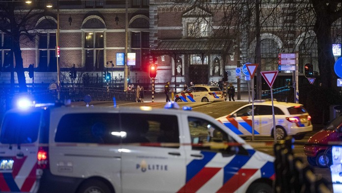 Muža, ktorý so zbraňou v ruke ohrozoval ľudí v centre Amsterdamu, zadržala polícia