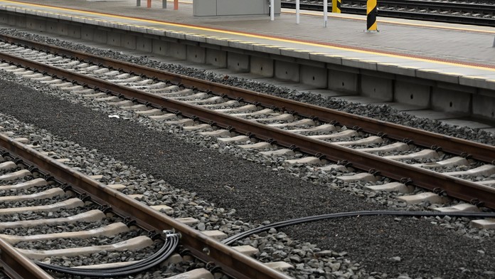 Komplikácie na železnici. Doprava medzi Sencom a Sládkovičovom je prerušená, zranil sa rušňovodič