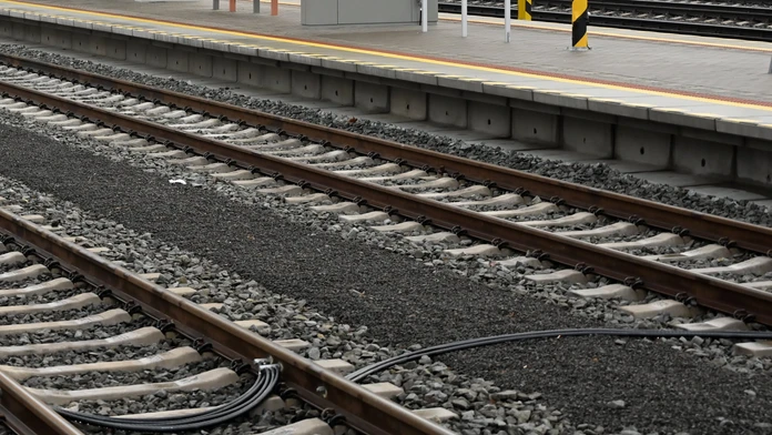 Komplikácie na železnici. Doprava medzi Sencom a Sládkovičovom je prerušená, zranil sa rušňovodič