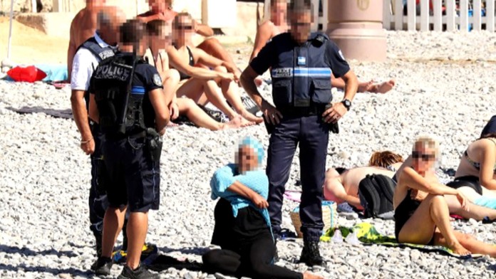Policajti prinútili moslimku vyzliecť sa na pláži v Cannes.