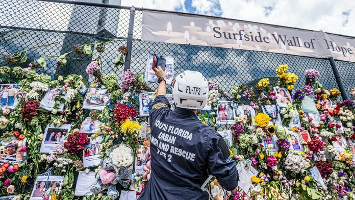 Hasič na mieste zrútenej budovy na Floride.