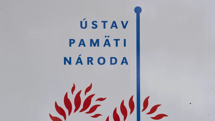 Tabuľa v sídle Ústavu pamäti národa