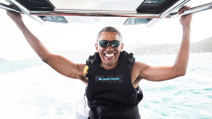 Bývalý americký prezident Barack Obama sa pripravuje na kitesurfing na ostrove Mosquito Island. 