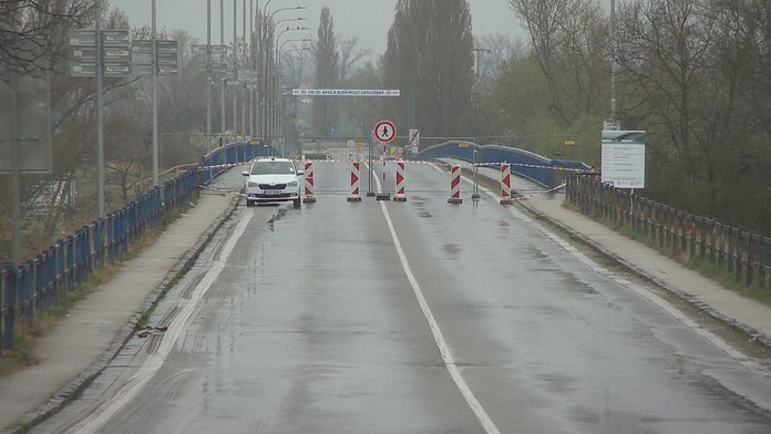 Mimoriadna situácia v Hlohovci. Zatvorenie mosta mesto rozdelilo na dve polovice