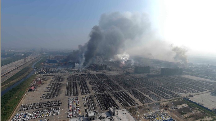 Po oslnivom záblesku sa nad mestom zdvihol vysoký prachový hríb.