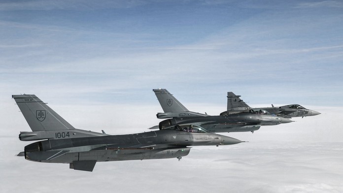FOTO: Slovenské stíhačky F-16 si v ČR vyskúšali spoluprácu s českými strojmi Gripen