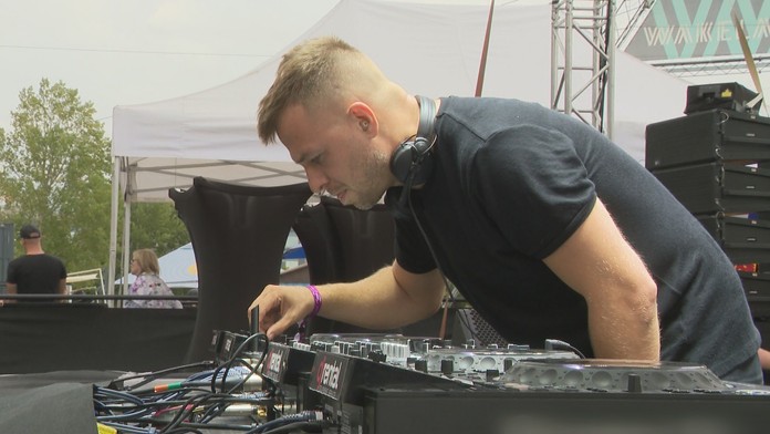 Mal byť novinár, no život zasvätil mixpultu. Toto je príbeh jedného z najúspešnejších slovenských DJ-ov