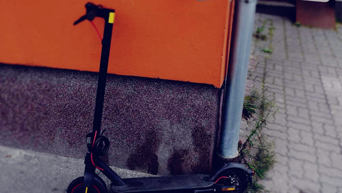 Kolobežka, s ktorou chlapec vbehol pod auto.