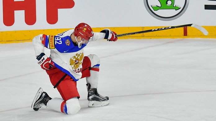 Rus Jevgenij Kuznecov jasá po góle v semifinále MS 2017 proti Kanade.