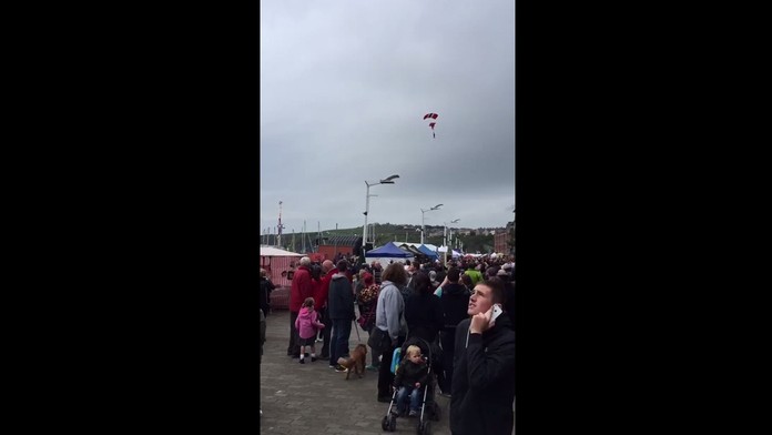 Parašutista zachránil kolegu