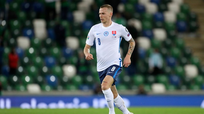 Sprava Tomáš Hubočan a Severoír Stuart Dallas bojujú o loptu vo finále play off EURO 2020.