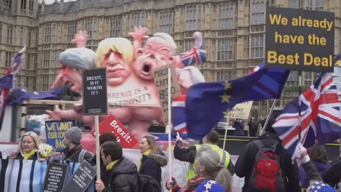 Sprava Brandon Montour a Kyle Okposo z Buffala oslavujú gól proti Detroitu.