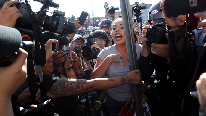 Demonštrantka počas protestu proti tzv. karaváne stredoamerických migrantov.