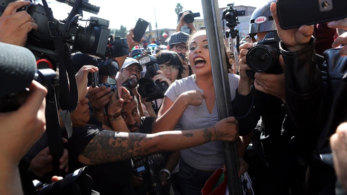 Demonštrantka počas protestu proti tzv. karaváne stredoamerických migrantov.