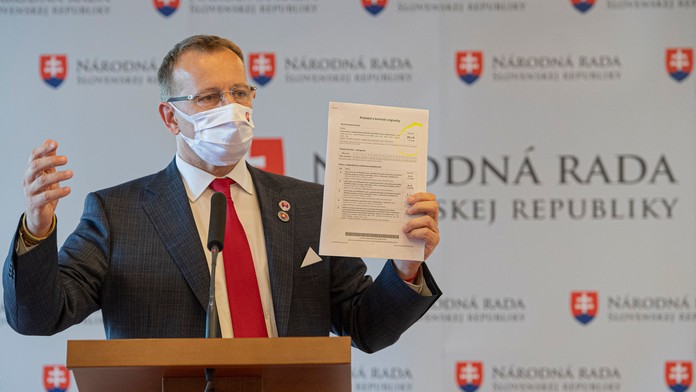 Muž s nožom zabodnutým v hlave pokojne kráčal po ulici. Ľudia si ho nakrúcali na telefóny