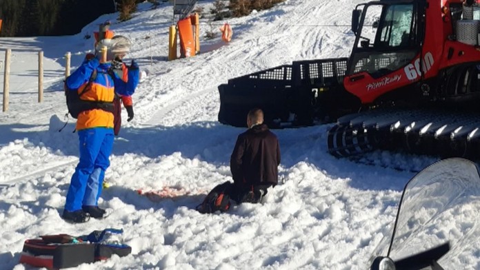 Do napnutého lana ratraku narazil lyžiar, od smrti ho delil centimeter. Očití svedkovia opísali tragédiu