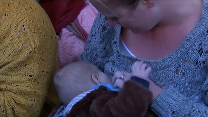 Matka dojčí dieťa