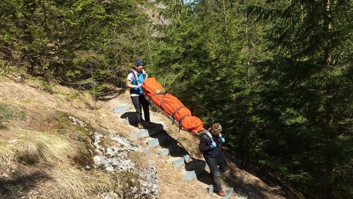 Voliči vchádzajú do kaplnky pri Svrčinvci.