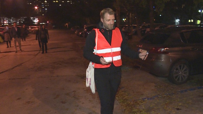 Jeff Skinner z Buffala oslavuje gól proti Caroline.