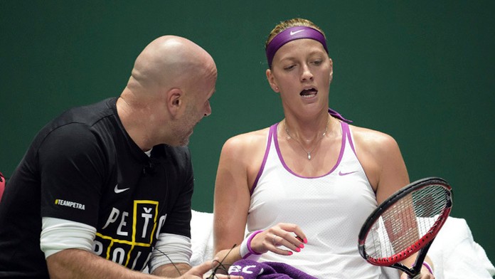 Česká tenistka Petra Kvitová počas rozhovoru s trénerom Davidom Kotyzom.