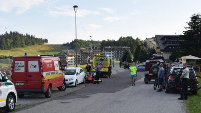 Na Donovaloch cyklista narazil do zaparkovaného auta, zraneniam podľahol.