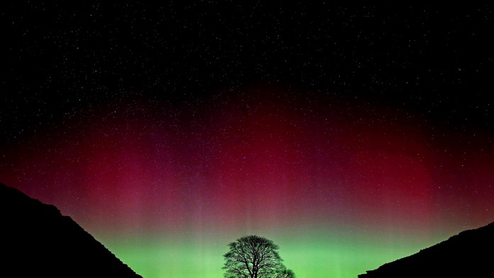 Na snímke polárna žiara nad Sycamore Cap v severovýchodnom Anglicku 7. marca 