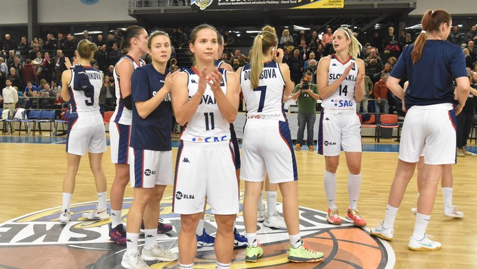 Hráčky ženskej basketbalovej reprezentácie Slovenska po prehre s Maďarskom 49:68.