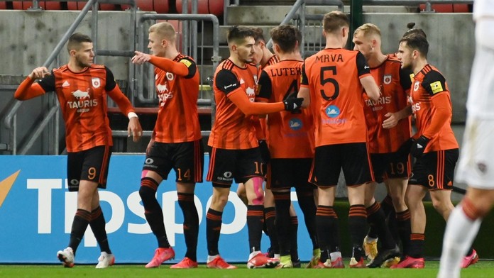 Radosť hráčov Ružomberka po strelení gólu do siete Trnavy.