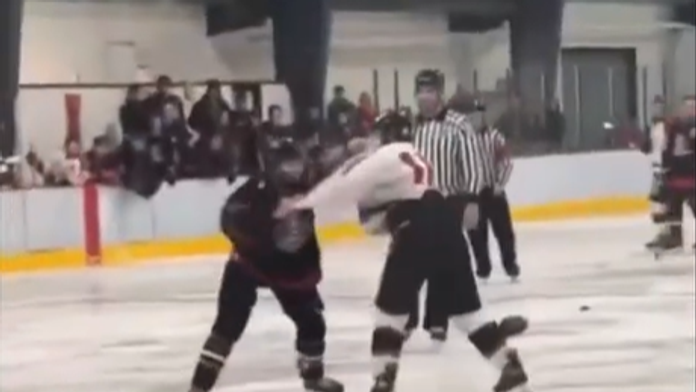 VIDEO: Poriadna mastenica, ktorá obletela svet. V amatérskej lige v Kanade sa pobili otec so synom