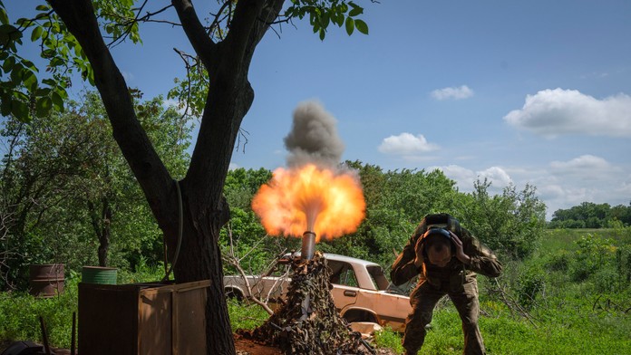 Ukrajinský vojak strieľa z mínometu na ruské pozície.