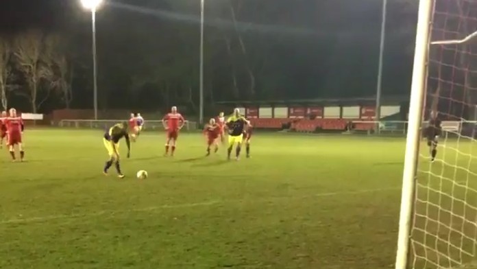 Lee Trundle a jeho netradičná realizácia pokutového kopu.