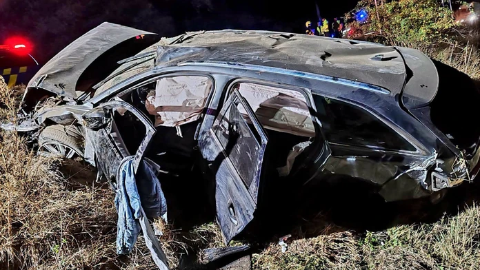Pri predbiehaní stratil kontrolu. Vodič si rozbil auto, zranil seba aj spolujazdca