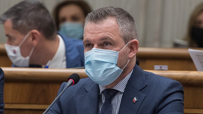 Dievčatko podáva list zdravotníčke počas príchodu na testovanie.