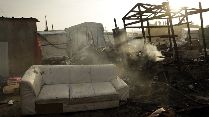 V tábore Calais sa rozhoreli približne tri desiatky menších požiarov, ktoré následne zapríčinili výbuch plynových fliaš.  