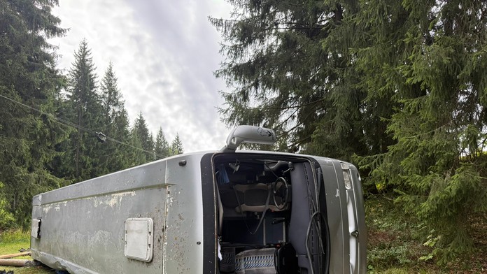 Nešťastie v Česku. V Starých Beskydách sa prevrátil autobus, ktorý viezol študentov. Na mieste sú zranení